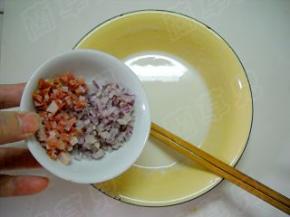 洋葱、香肚倒入面糊中，拌匀。