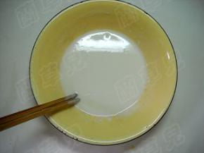 面粉加少许盐和冷水，拌匀成稀面糊。