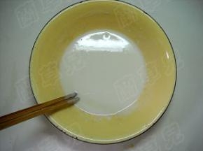 面粉加少许盐和冷水，拌匀成稀面糊。
