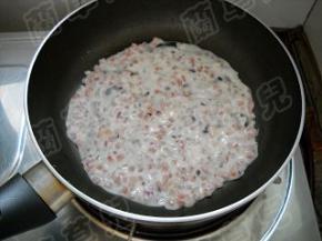 锅中抹上薄油，倒入面糊。