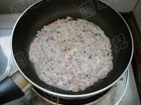 锅中抹上薄油，倒入面糊。