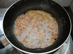 煎至两面微黄，取出备用。