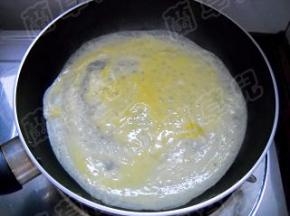 蛋液倒入锅中，晃满锅底。