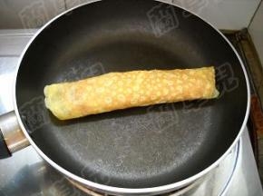 煎至两面酥黄.