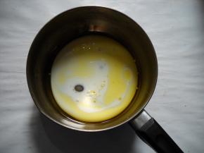 倒入不锈钢奶锅中，加入白糖拌匀。