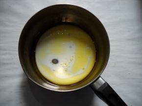 倒入不锈钢奶锅中，加入白糖拌匀。