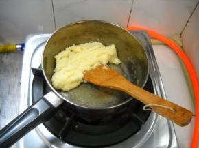 至锅底起薄薄的膜。