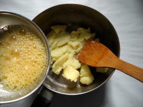 鸡蛋磕破于碗中，搅打均匀。蛋液分三次倒入面糊中，每次需搅拌到蛋液被完全吸收。