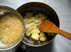 鸡蛋磕破于碗中，搅打均匀。蛋液分三次倒入面糊中，每次需搅拌到蛋液被完全吸收。