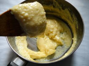 拌好的面糊挑起滴落下时呈倒三角形。