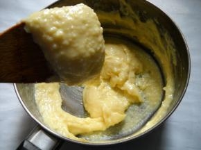 拌好的面糊挑起滴落下时呈倒三角形。