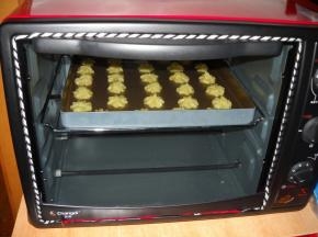 烤箱预热，放入烤盘。烤箱中层，220度烤10分钟，再转200度烤制20分钟。