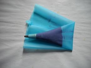 紫薯卡仕达酱装入裱花袋。