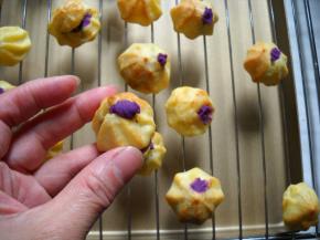 用筷子在泡芙较薄一些的地方扎一孔，打入紫薯卡仕达酱。
做好的泡芙香甜不腻。