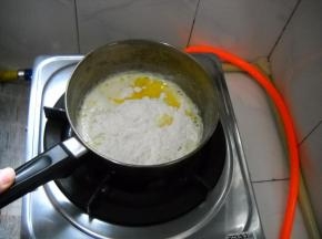 至混合溶液沸腾，倒入面粉。
