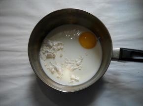 蛋黄、牛奶、面粉、白糖放入奶锅中。