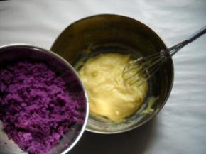 离火、加入紫薯泥，搅拌均匀为紫薯卡仕达酱。