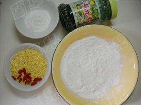 准备好糯米粉、小米、藕粉、糖桂花、枸杞子。