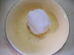 糯米粉和好成粉团。