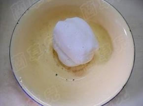 糯米粉和好成粉团。
