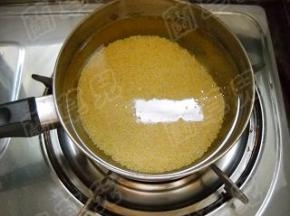 小米洗净，入锅，加适量冷水，大火煮开，小火慢煮15分钟；藕粉加水调匀备用。。
