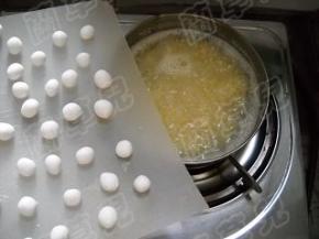 汤圆倒入小米粥中。