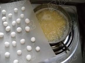 汤圆倒入小米粥中。