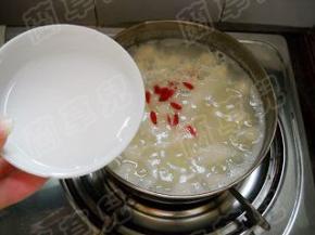 调入藕粉，煮至浓稠即可离火食用。