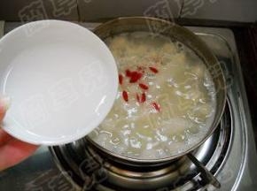 调入藕粉，煮至浓稠即可离火食用。