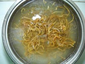 准备好干鱿鱼，提前用冷水浸透、泡发。