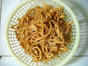 泡好的鱿鱼沥干水分备用。