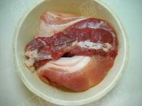 准备好猪腿肉。