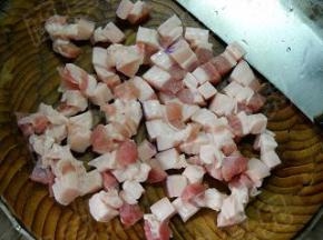 洗净、切小块备用。