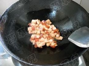 锅中油热，倒入猪肉，煸炒出油。