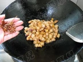 加入八角，炒出香味。