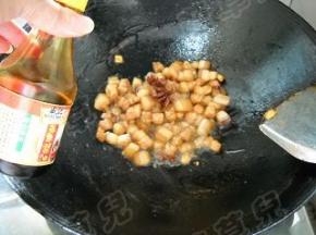 淋入蒸鱼酱油，炒匀。