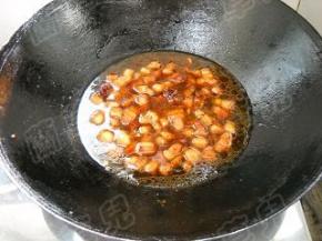 加入适量冷水，焖煮30分钟。