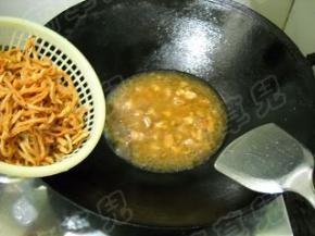 倒入鱿鱼，焖煮10分钟。