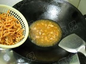 倒入鱿鱼，焖煮10分钟。