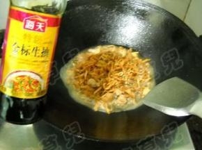 淋入生抽，调好味。