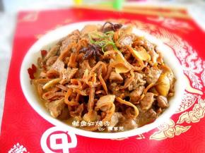 烧好的鱿鱼红烧肉盛入碗中食用。