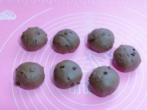 将揉好的面团取出，分割7等份，面团的大小也可以根据个人喜欢。盖上湿布醒发10分钟。