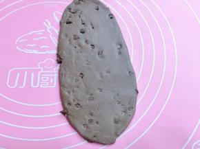 取一块醒发好的面团，用擀面杖擀成椭圆形。