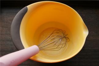 牛奶和玉米油混合在一起，用手抽搅打至乳化状态。