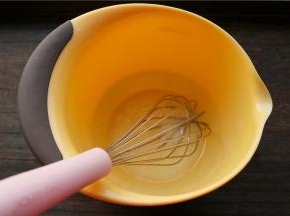 牛奶和玉米油混合在一起，用手抽搅打至乳化状态。