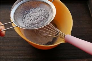 筛入称量好的黑米蛋糕粉，用手抽不规则的搅打一下，看不到干粉即可。