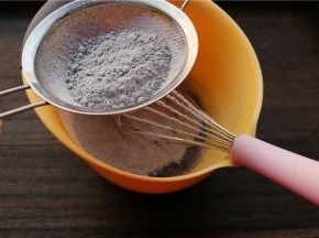 筛入称量好的黑米蛋糕粉，用手抽不规则的搅打一下，看不到干粉即可。