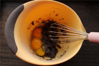 蛋白蛋黄分离，蛋黄加入到面糊里，继续不规则的搅拌均匀。