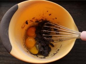 蛋白蛋黄分离，蛋黄加入到面糊里，继续不规则的搅拌均匀。