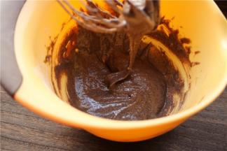 蛋黄糊做好了待用。正常的状态是巧克力状的很容易流动。